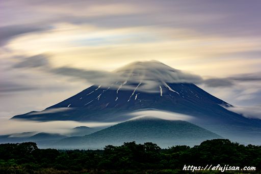 曇天の中、一筋の光が富士山に当たったタイミングで撮影