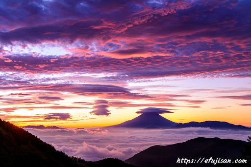 真っ赤に染まる雲と富士山、これ以上ない絶景に武者震い