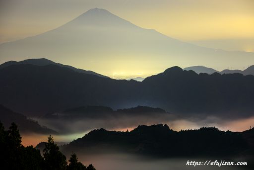 静岡県吉原の真夜中の雲海と富士山