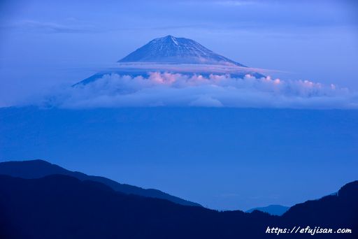 静岡県吉原の雲海富士山を望遠レンズで切り取り撮影