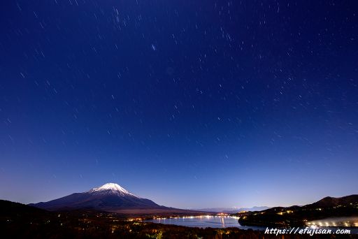 山中湖を見下ろす高台でカシオペア座と富士山を撮影