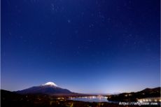 凍てつく夜の富士山