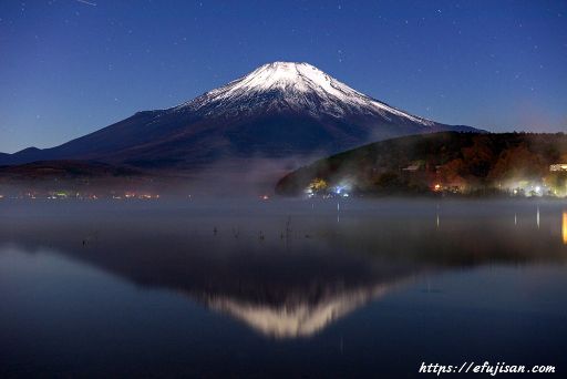 山中湖畔で真夜中の逆さ富士山を撮影