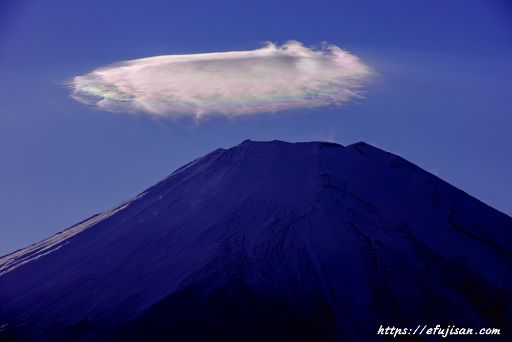 彩雲と富士山を山中湖畔で撮影