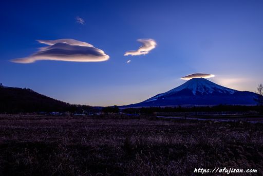 吊るし雲と笠雲と富士山をシグマ14㎜で狙う