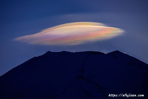 離れ笠雲が虹のような色になった彩雲と富士山