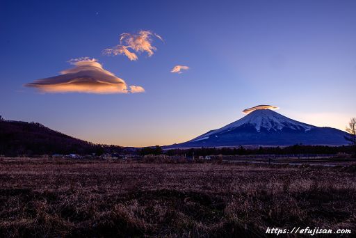 吊るし雲と笠雲の競演をする富士山