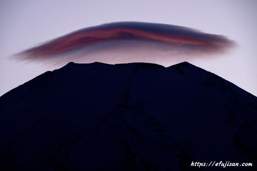 真っ赤な離れ笠と富士山