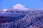 未明の富士山と雪景色