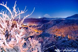 真夜中に撮影した箱根大観山からの雪景色と富士山