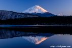 紅富士に染まる西湖からの逆さ富士