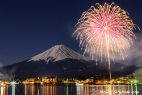大輪輝く｜河口湖の冬の花火大会、満月光に照らされた富士山が美しい