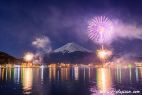 彩りの花火と富士山｜河口湖畔冬の花火大会