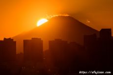 富士山に大きな太陽が沈む瞬間｜横浜埠頭で見た夕日の富士山