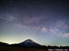 オリンパスE-M1マークⅡで撮影した天の川と富士山｜朝霧高原