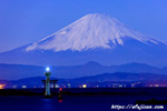 灯台の灯りと富士山