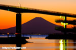 橋脚から富士を望む｜中之島大橋と富士山