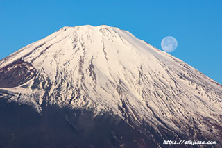 富士山の裾に満月が沈む様子