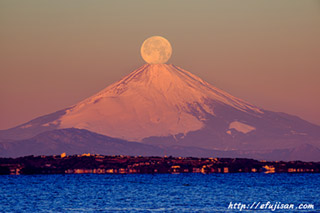 見事に富士山頂に乗る満月、千葉県から見たパール富士