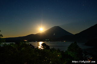 真夜中、月が富士山の裾から昇るご来光と富士山