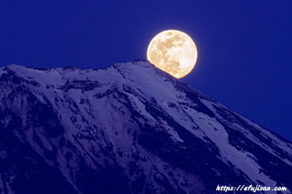 満月が富士山の右上からの昇るパール富士