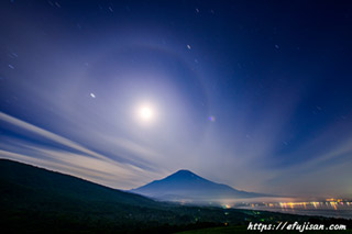 月の光輪が美しい山中湖と富士山