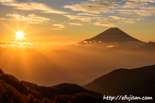 ご来光と富士山 日の出 日の入り の写真を多数公開 富士彩景